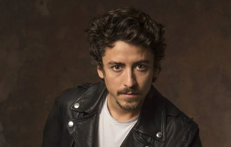 esuíta Barbosa, que vive o personagem Geronimo na novela das sete "Verão 90".