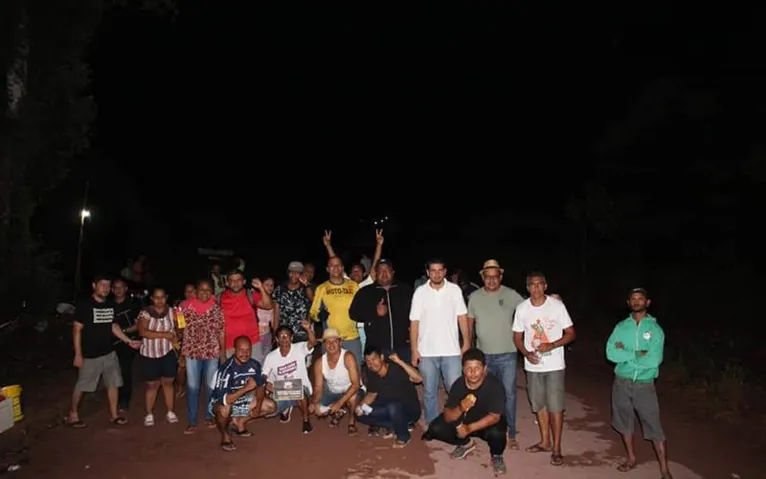 Os manifestantes cobram soluções para os problemas causados pelo aterro. 