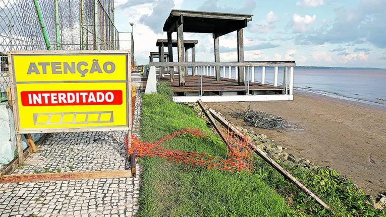 O lugar está abandonado e com obras inacabadas.