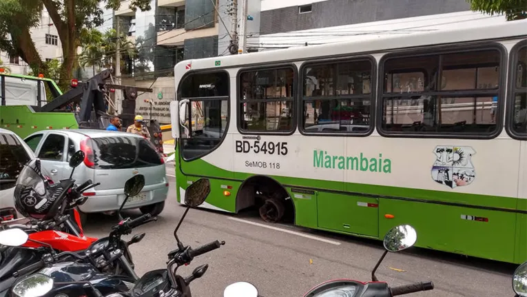 A roda esquerda da parte dianteira do ônibus pulou para fora.