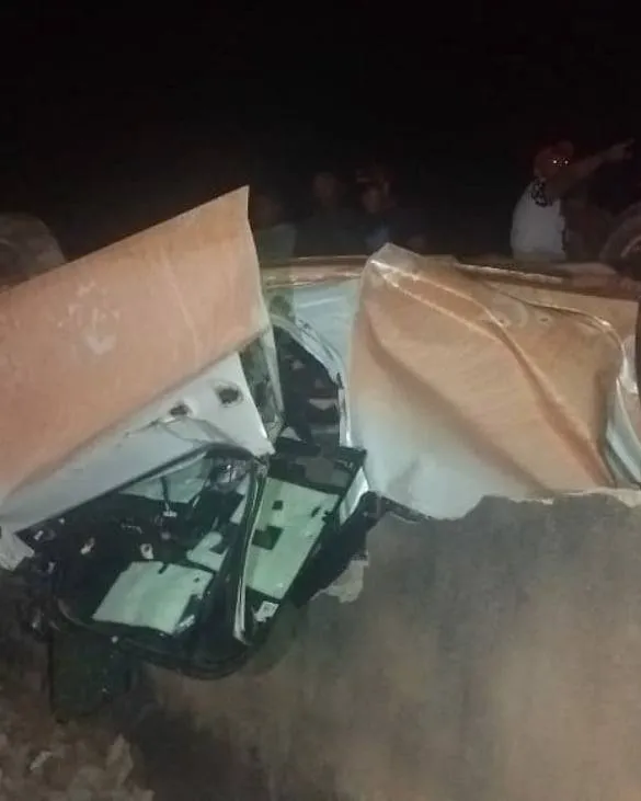 Carro totalmente destruído.