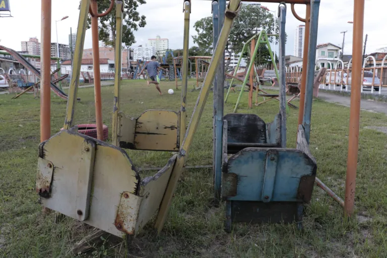 Cenário é desolador e as crianças têm de se submeter à vários riscos se quiserem brincar pela área


