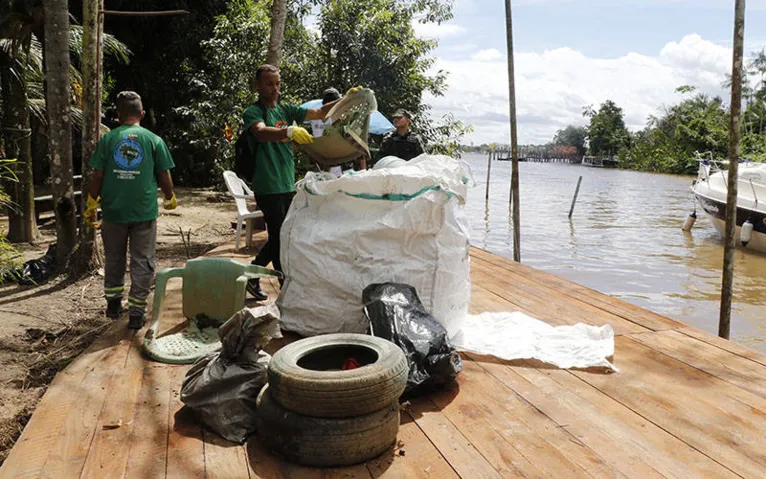 Voluntários fazem limpeza em ilhas