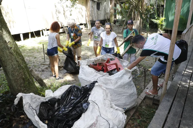 Voluntários fazem limpeza em ilhas
