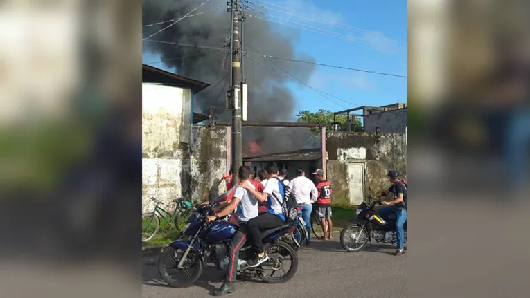Incêndio atinge vila de casas em Icoaraci