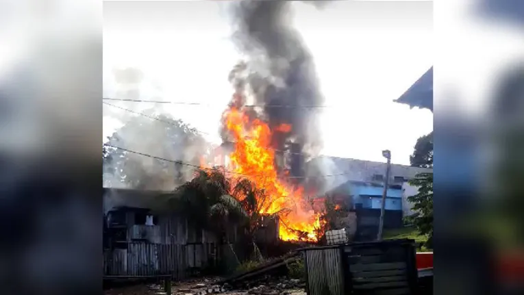 Incêndio atinge vila de casas em Icoaraci