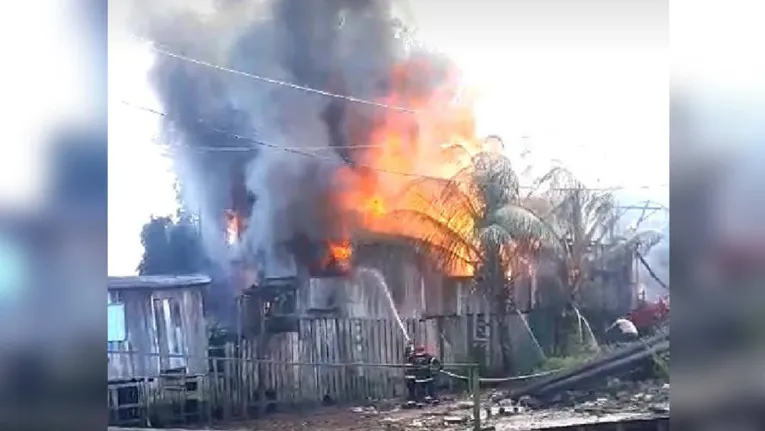 Incêndio atinge vila de casas em Icoaraci
