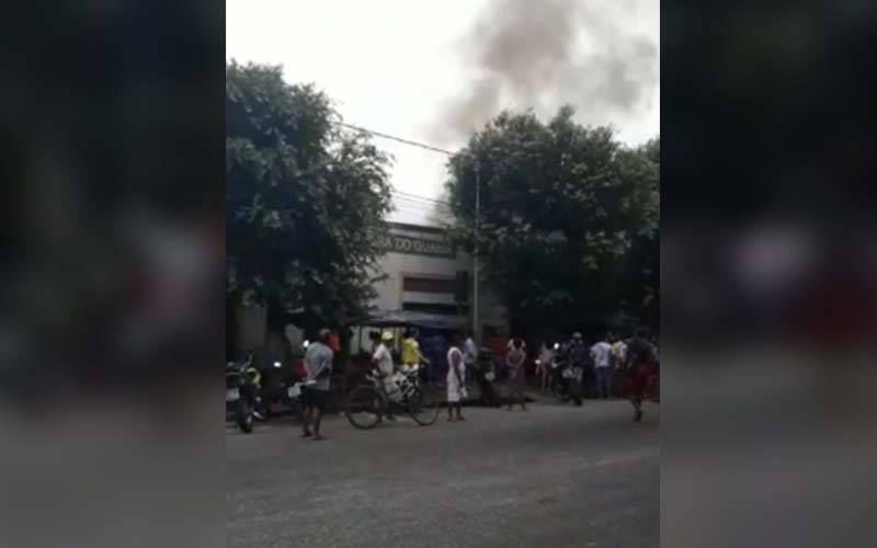 Incêndio atinge padaria em feira no bairro do Guamá em Belém 