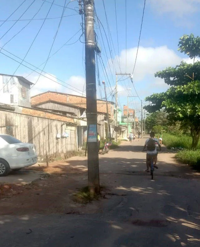 Poste instalado no meio da rua dificulta trânsito