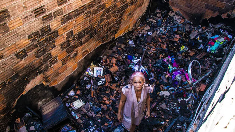Ela perdeu tudo no incêndio que atingiu sua residência na tarde desta quinta (28)