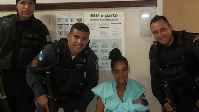 Mulher é presa minutos após PMs a ajudarem em parto