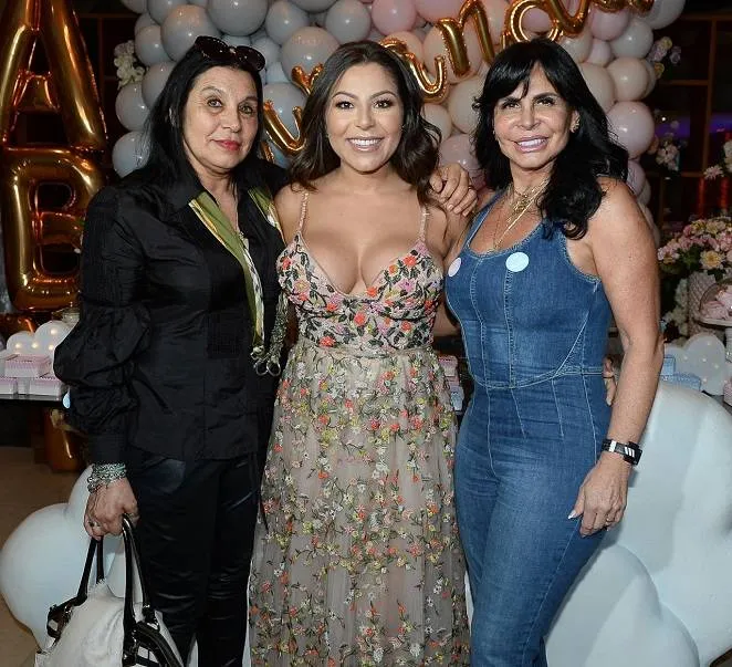 Thammy Miranda e Andressa Ferreira fazem chá de bebê e revelam sexo da criança