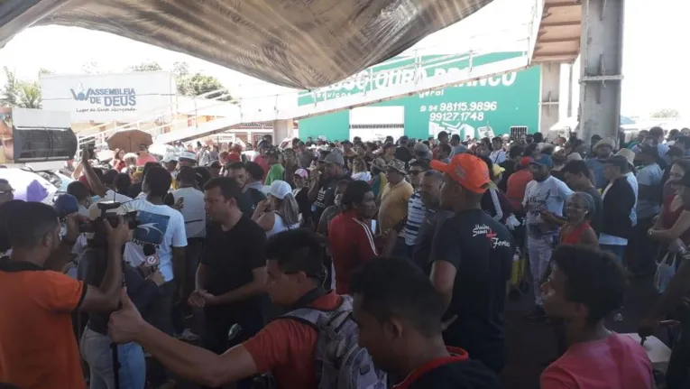 Servidores públicos fecham BR em protesto contra prefeitura