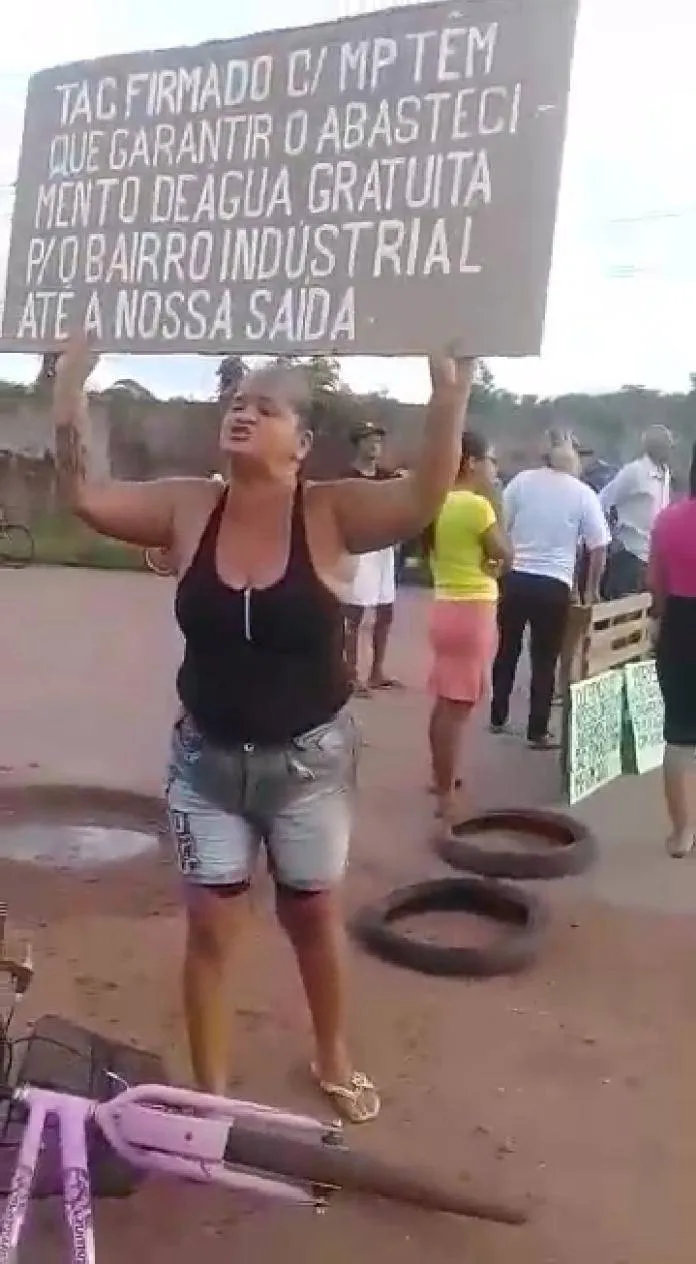 Moradores fecham via na Vila do Conde em Barcarena 