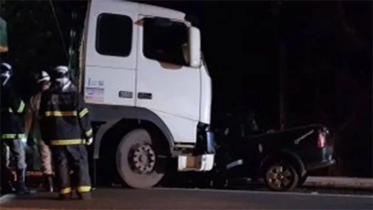 Motorista faz ultrapassagem proibida e morre em colisão frontal com carreta 