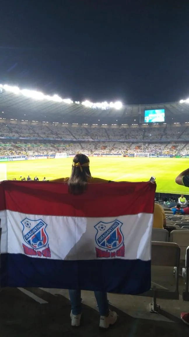 Paraense assiste Brasil X Argentina com bandeira do Bragantino no Mineirão