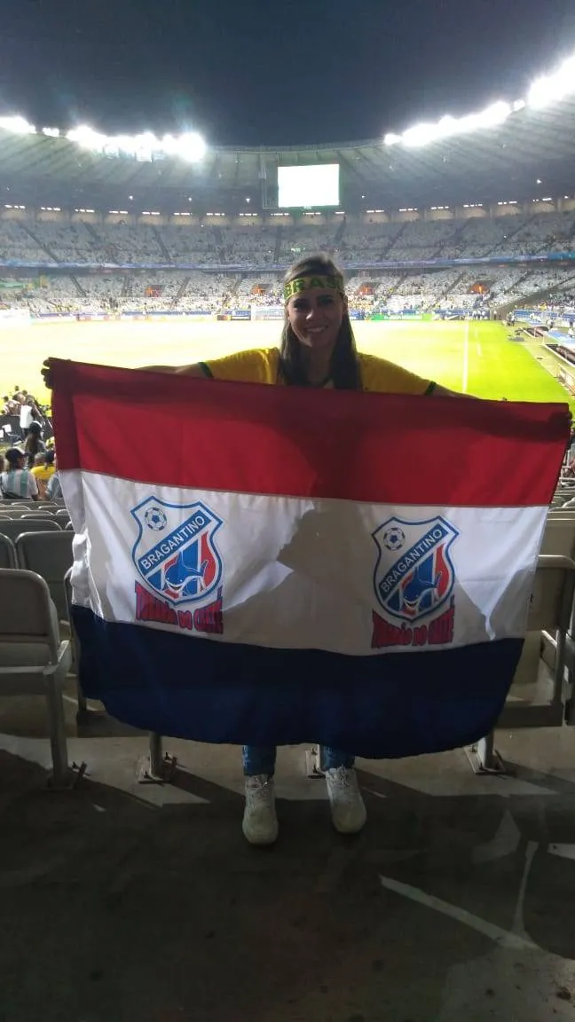 Paraense assiste Brasil X Argentina com bandeira do Bragantino no Mineirão