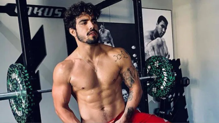 Belo vai à loucura após cena de Caio Castro nu e declara: 'meu garoto'