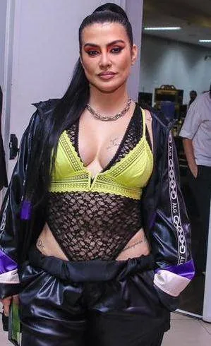 Cléo Pires pesa mão na maquiagem e fãs perguntam: 'O que aconteceu?'