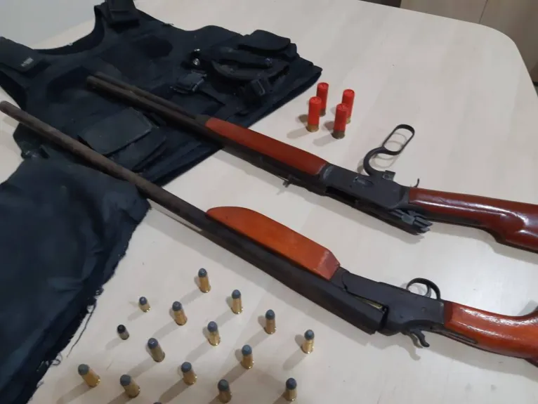 Polícia apreende armas e munições em sítio em Benfica