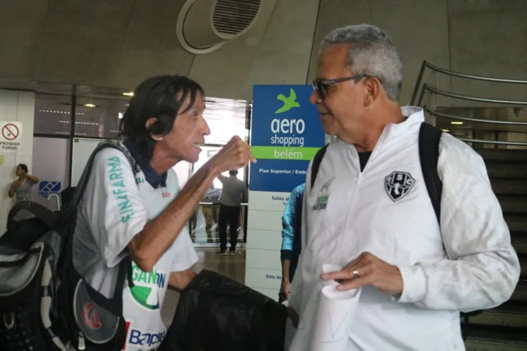 Jogadores do Paysandu recebem apoio da torcida após vitória fora de casa