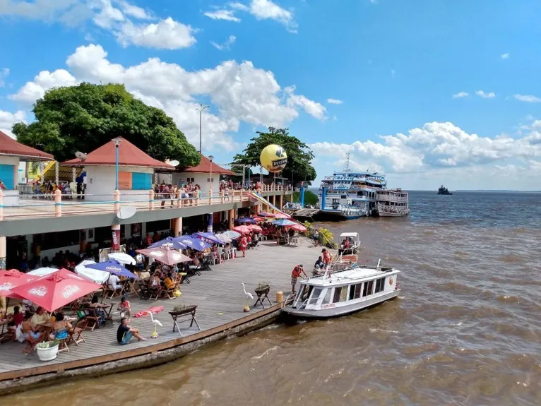 Quente e tranquila, Parintins recebe cerca de 30 mil turistas durante o festival.