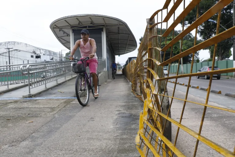 Entre os perigos para os ciclistas, buracos na pista, falta de sinalização e grades quebradas 