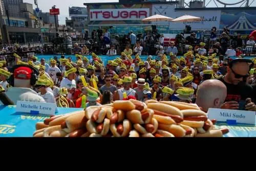 O vencedor comeu nada mais nada menos que 71  hot dogs em dez minutos.