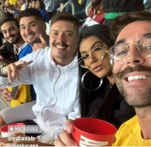 Os dois foram flagrados bem juntinhos assistindo a final da Copa América.