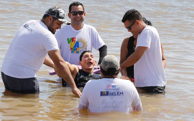 Projeto oferece banho de rio a pessoas com deficiência em Mosqueiro