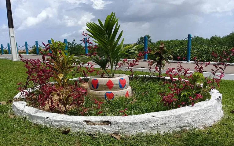 Ilha de Colares recebe projeto de ornamentação ambiental com pneus