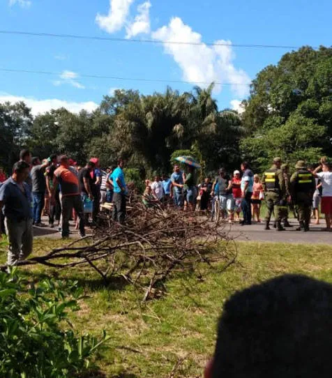 Funcionários de empresa de ônibus interditam acesso a Mosqueiro