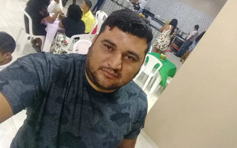 O mergulhador Nilson Rodrigues levou um susto ao perceber que a nota que acabou se sacar estava com um buraco