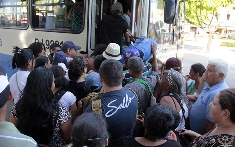 Um tumulto se forma a cada embarque para a ilha de Mosqueiro.  