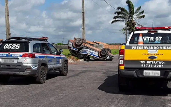 Viatura e veículo de passeio colidiram lateralmente, segundo a Semutran.