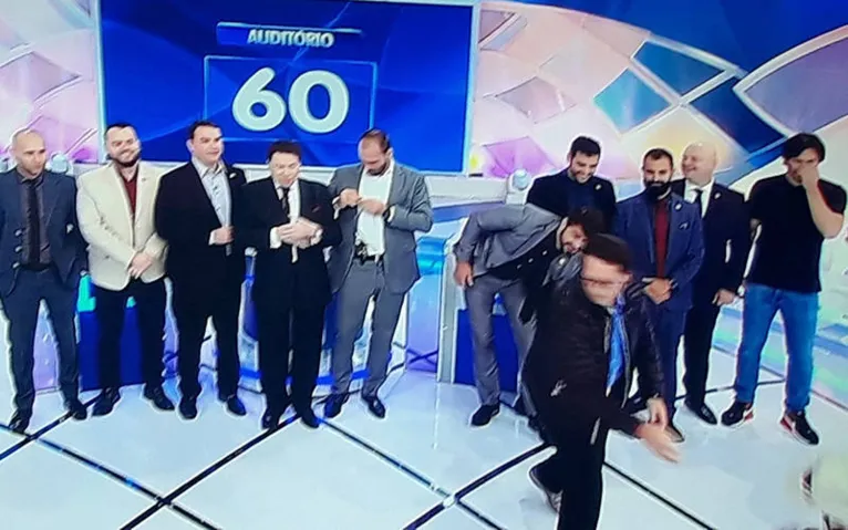 Eduardo Bolsonaro vai armado ao SBT e é reprovado por Silvio Santos