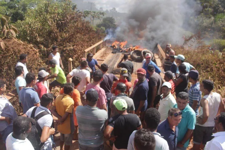 Manifestantes ateiam
fogo em pontes em protesto contra o IBAMA; veja o vídeo!