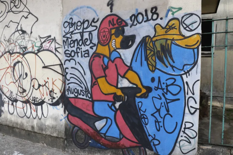 De residências particulares, pontos turísticos a locais públicos, diversos pontos da cidade estão com muros manchados por ações criminosas. População diz que sente vergonha e cobra fiscalização das autoridades

