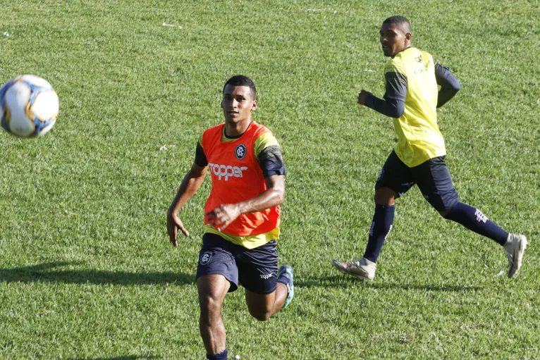 Jogador já está integrado ao elenco azulino