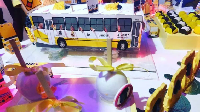 Garoto escolhe linha de ônibus de Belém como tema de aniversário de 4 anos