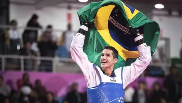 Brasil é ouro na canoagem velocidade e no triatlo revezamento misto
