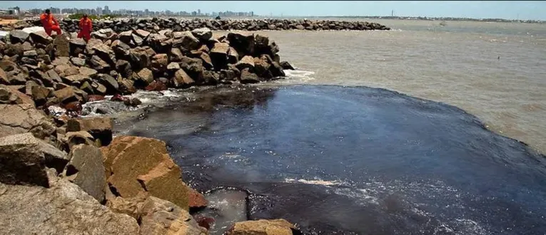 O material avança pelas águas e pode estar chegando a Bahia
