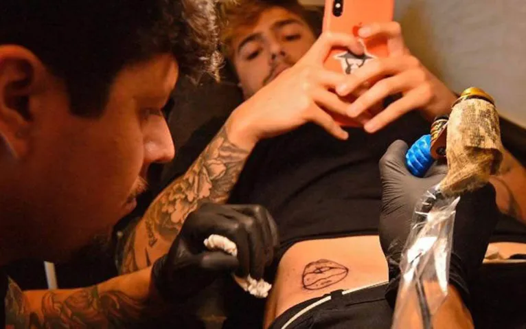 Rafael Devecz faz tatuagem com amigos do De Férias com o Ex Brasil
