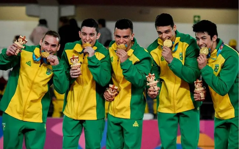 Brasil é ouro na canoagem velocidade e no triatlo revezamento misto