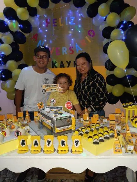 Garoto escolhe linha de ônibus de Belém como tema de aniversário de 4 anos