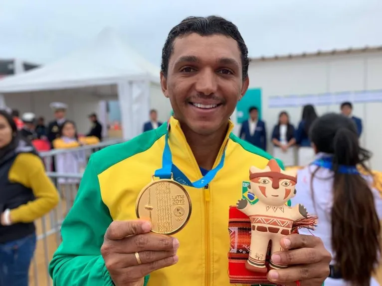 Brasil é ouro na canoagem velocidade e no triatlo revezamento misto