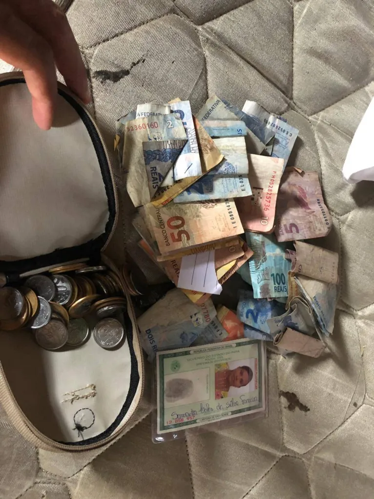 Com ela foi encontrado maconha, $590 reais em dinheiro fracionado e um celular.