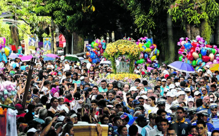 Crianças homenageiam Nossa Senhora de Nazaré em romaria especial
