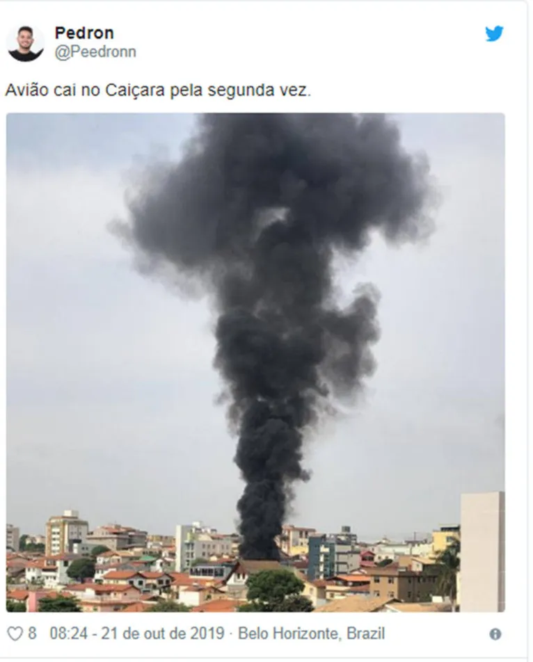 Avião cai em cima de carros em avenida e deixa três mortos