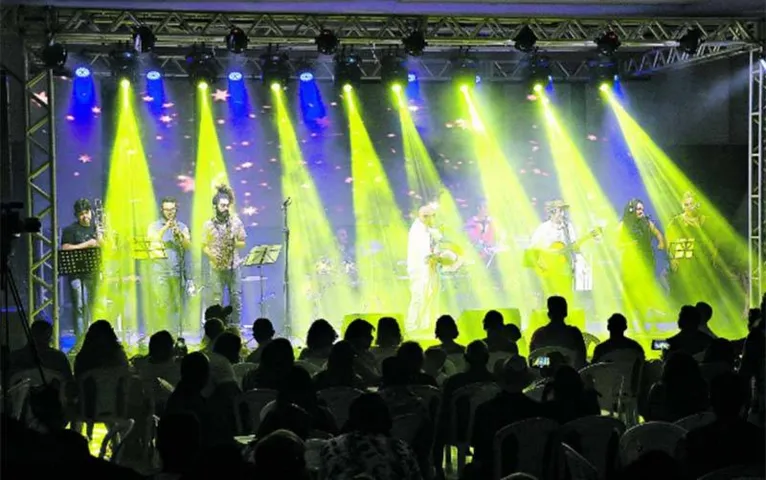 O público acompanhou e dançou com cada música apresentada

